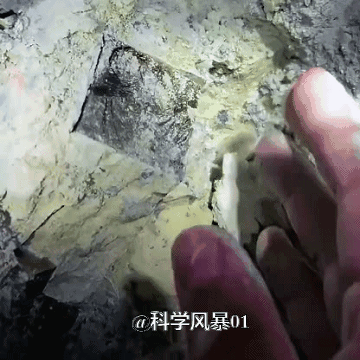 这个立方体真的是自然形成的吗？太完美了，简直就像外星人的杰作一样
