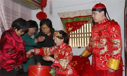 2021年,甘肃美女3年嫁24个男人,骗彩礼250多万,最终沦为阶下囚