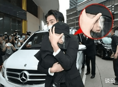 何猷君|何猷君与儿子逛街被偶遇，抱娃姿势超标准，父子俩眉眼一个样