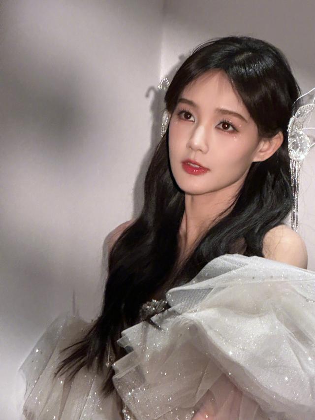 李一桐|青春女星李一桐分享露肩薄纱裙写真,如蝴蝶仙子般美丽