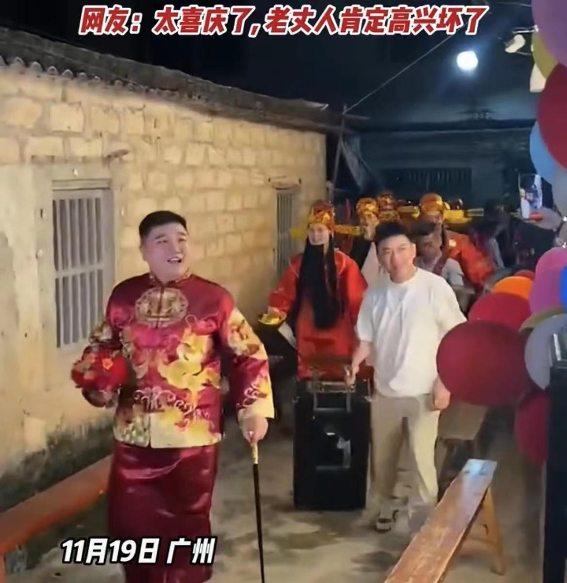 新郎带10个“财神”去接亲,场面热闹喜庆:女方家很开心,没拦门