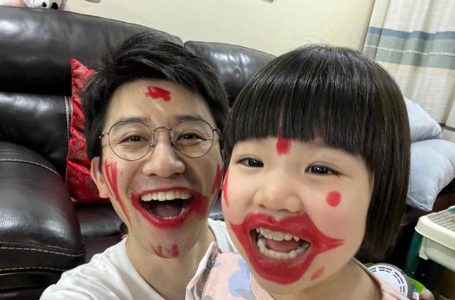 吴敏霞|吴敏霞晒近照!老公和女儿用口红涂脸搞怪,跳水女皇:女儿手艺棒