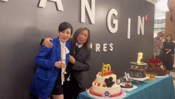 陈可辛|陈可辛喜迎60岁大寿！吴君如现场送脸颊吻，曾华倩拿手机拍摄