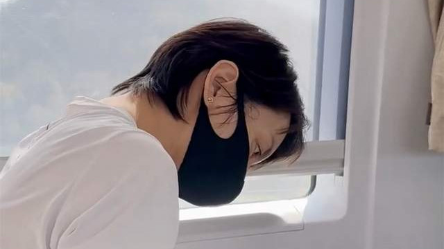 梁咏琪|梁咏琪前往湖南录节目！独自拎行李坐高铁，看书写字自律性超高