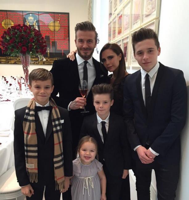 |贝克汉姆女儿10岁变多才艺美少女,化淡妆当哥哥婚礼伴娘出场好美