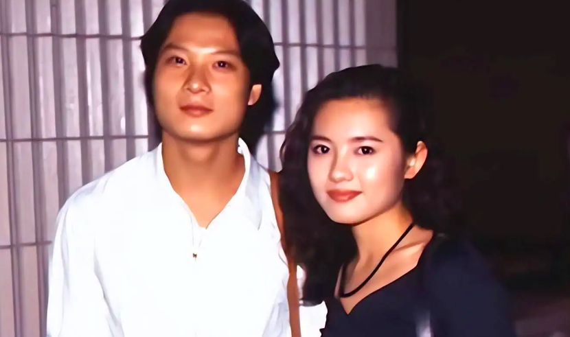 李丽珍|56岁李丽珍享尽人间风月,如今站街边卖化妆品度日,身材发福严重