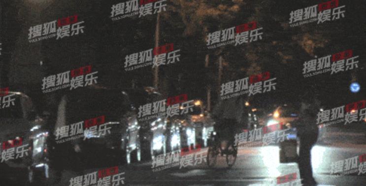 |王宝强带女友与好友聚餐！开百万豪车，冯倩身材高挑相貌姣好