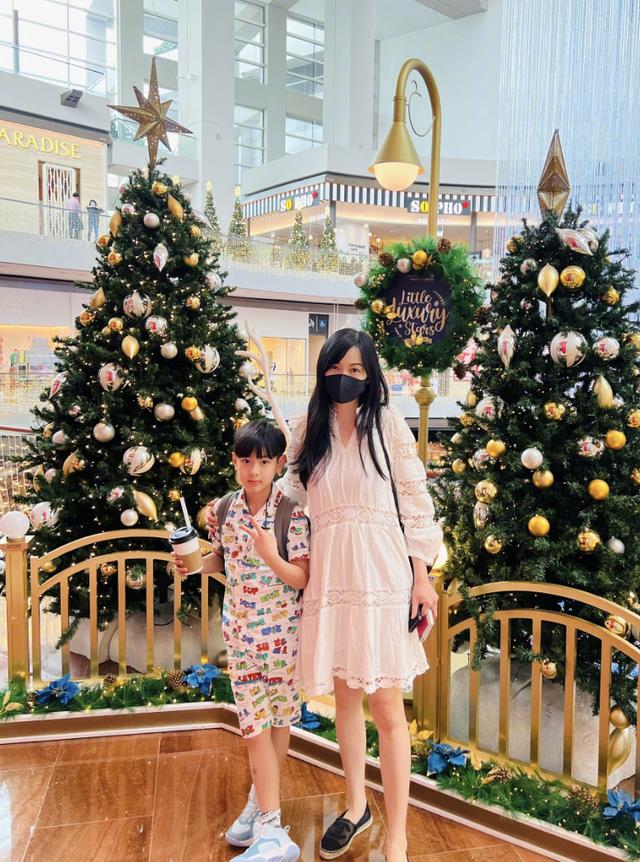 吴尊带儿女拍杂志封面，12岁NeiNei身高直追爸爸，父女同框像兄妹