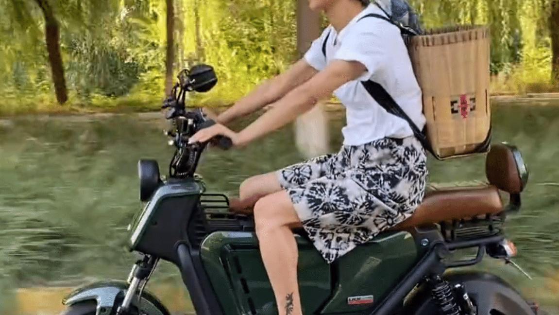 罗嘉良|罗嘉良一家定居北京，妻子骑电动车背竹萝上街买菜，脚上纹身抢镜