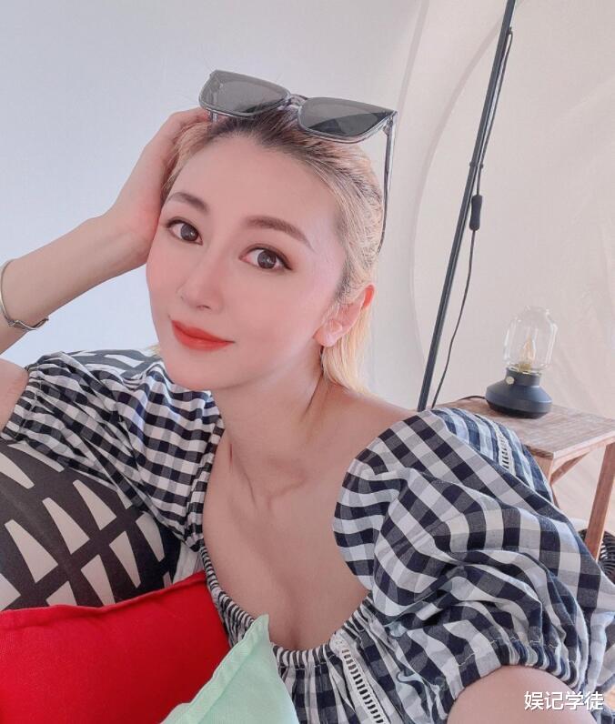 郭思琳|承认奉子成婚后，吴浩康与郭思琳正式注册结婚，女方已怀孕三个月