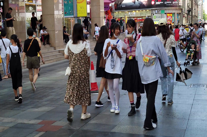 游山川|深圳街上到处都是人，游客慕名而来，被商家故意收费高昂