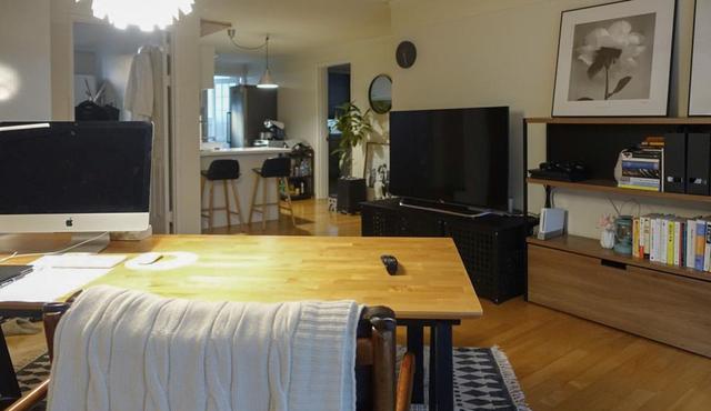 50小户坚持“不要客厅，不买沙发”，挤出个大书房，都夸有远见