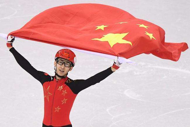 武大靖|武大靖：我排队1小时，买冰墩墩没带钱，主教练李琰帮我支付的！