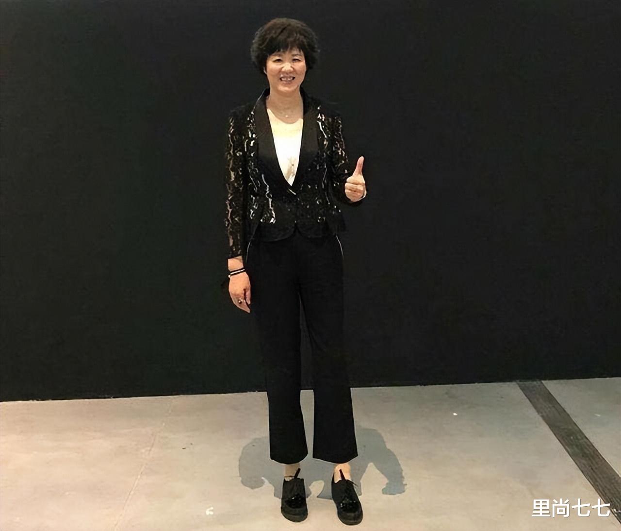 口红 郎平母女助阵郎朗，同框的吉娜被衬得好小只，她烫头发好摩登