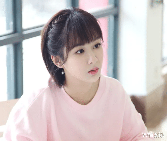 杨紫|杨紫：为拍戏四处找剧组，惊天一跪考入北电，饰演邱莹莹实属无奈