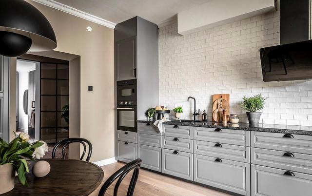 走进长长洞穴般的住宅，瑞典71平公寓，大地色调的温暖惬意