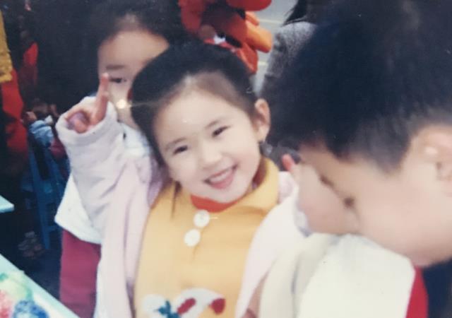 赵露思|赵露思上小学照曝光，原装妈生脸等比长大，整容明星怎么看