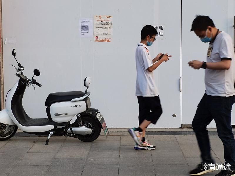 曲面屏|拿着五六千的工资,下班就躺在床上玩手机?优秀就是与别人不一样