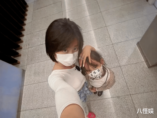 孙莉|黄磊孙莉陪孩子过暑假，一家现身寺庙，多多身高超多名男子太抢镜