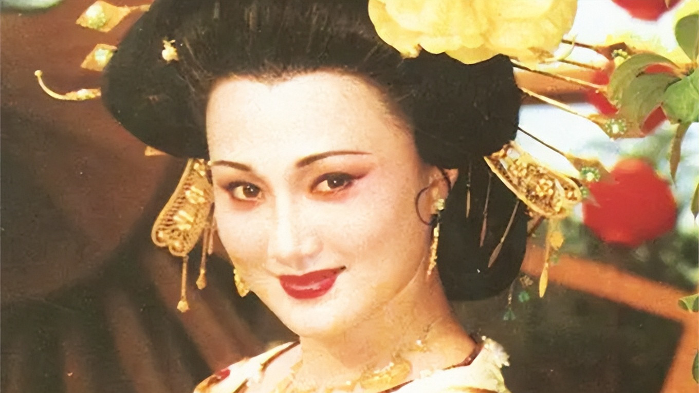 林芳兵|林芳兵携子现身支持老公演出，一家三口颜值高，22岁儿子太像妈妈