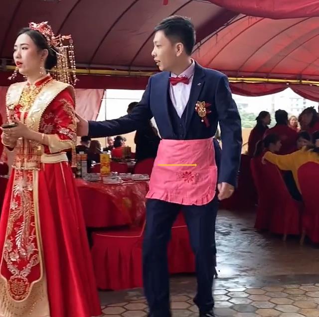 福建婚礼现场新郎系围裙给老婆家人端菜!网友:一看就是顾家男人