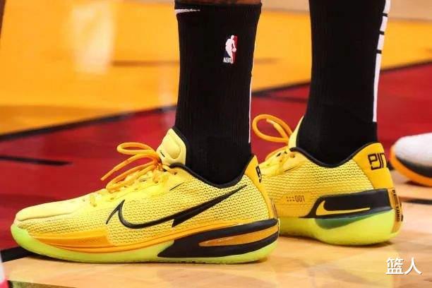 耐克|NBA球员上脚：欧文单场60分的战靴，鞋王塔克又是2双！