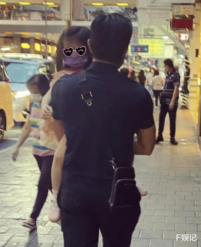 郭富城|郭富城方媛带两个女儿游玩享亲子乐 女儿为他们夫妻俩拍恩爱合照