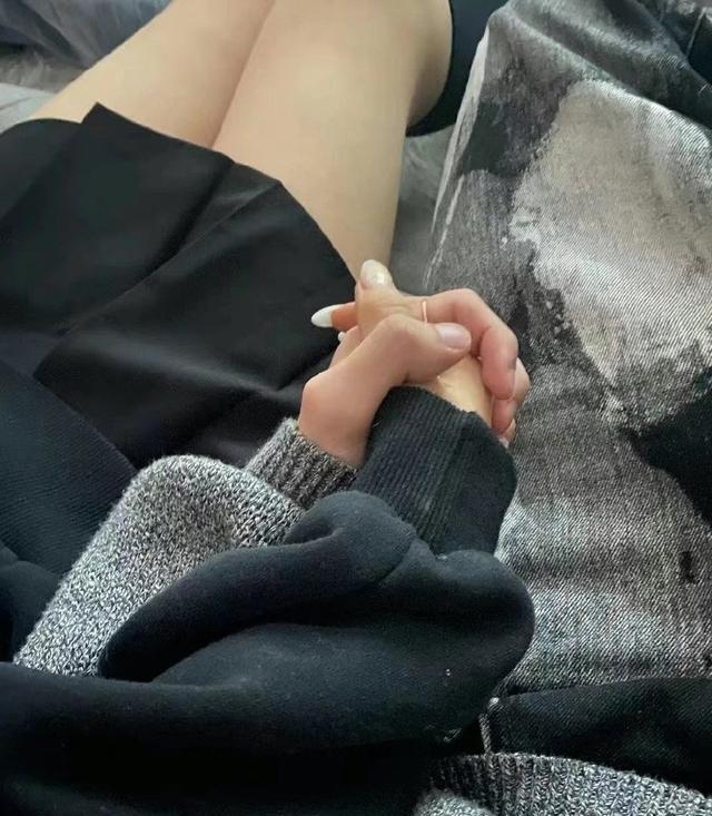 哇唧唧哇|出道即塌房!哇唧唧哇新人与女友牵手照曝光,中考成绩才66分?