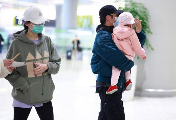 张艺谋|郑恺一家现身机场,用手挡住1岁女儿眼睛,苗苗身材被拍成五五分