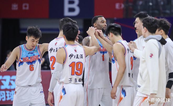 新疆男篮|17中10轰30分8板4助！一人打爆首钢锋线，新疆冲击季后赛就靠你了