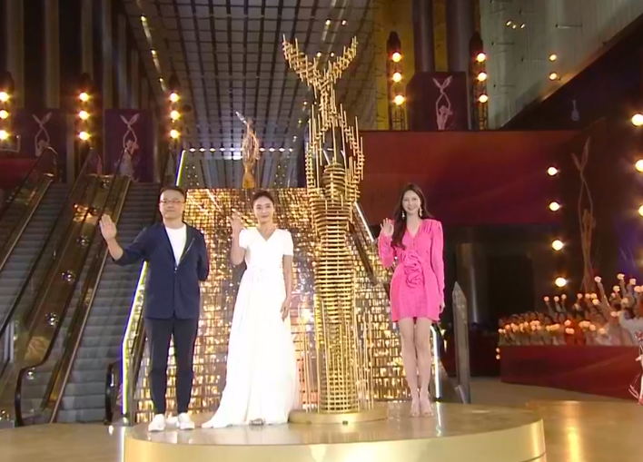 朱迅|金鹰奖开幕，两位主持人大变样，朱迅整容过度，汪涵苍老又邋遢