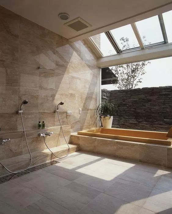 客厅阳台也不装推拉门,用木板抬高20公分,好看又实用