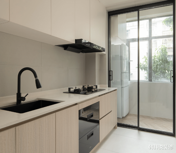 拒绝过度装修，83㎡新房，不多添置一件家具，沙发也不要，逍遥又自在