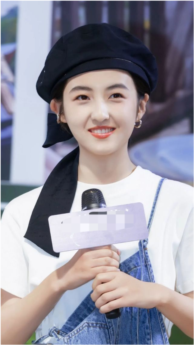 张子枫 张子枫晒素颜照，皮肤好到像婴儿，大方分享自用的“精华”，网友：便宜