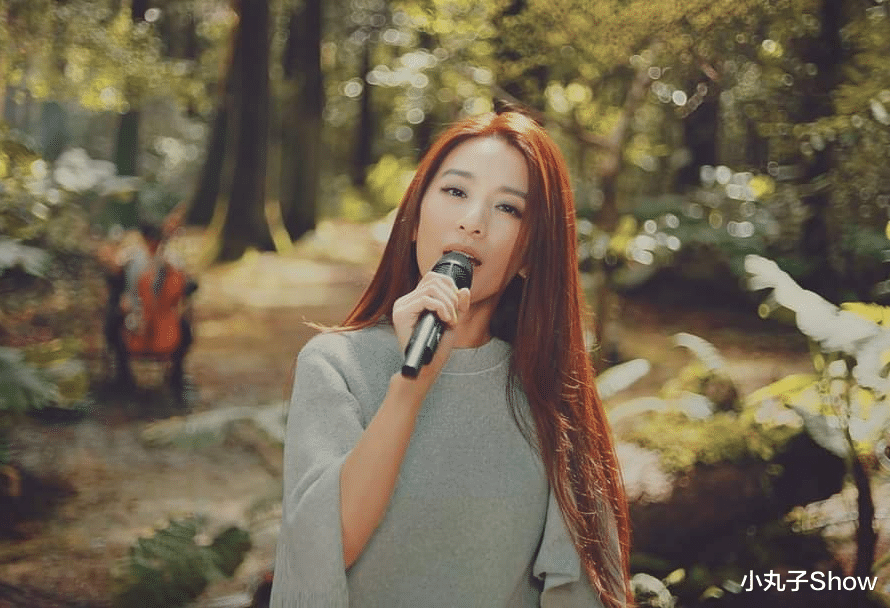 王力宏|Hebe田馥甄现身宣传新歌，穿湖水蓝长裙像窗帘，搭配恨天高也显矮