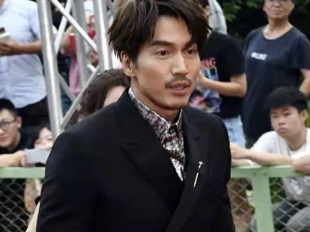 男神|7位“不老男神”的真实模样,吴奇隆脸上痘痘多,陈浩民脸僵浮肿