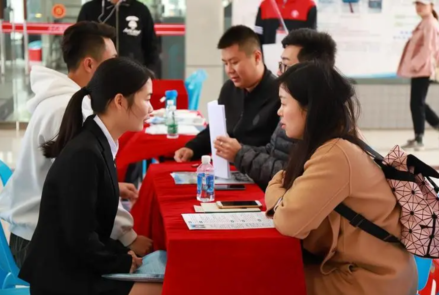 中国石油天然气集团|中国石油公开招聘了,工资可达8000元左右,有三类毕业生较吃香