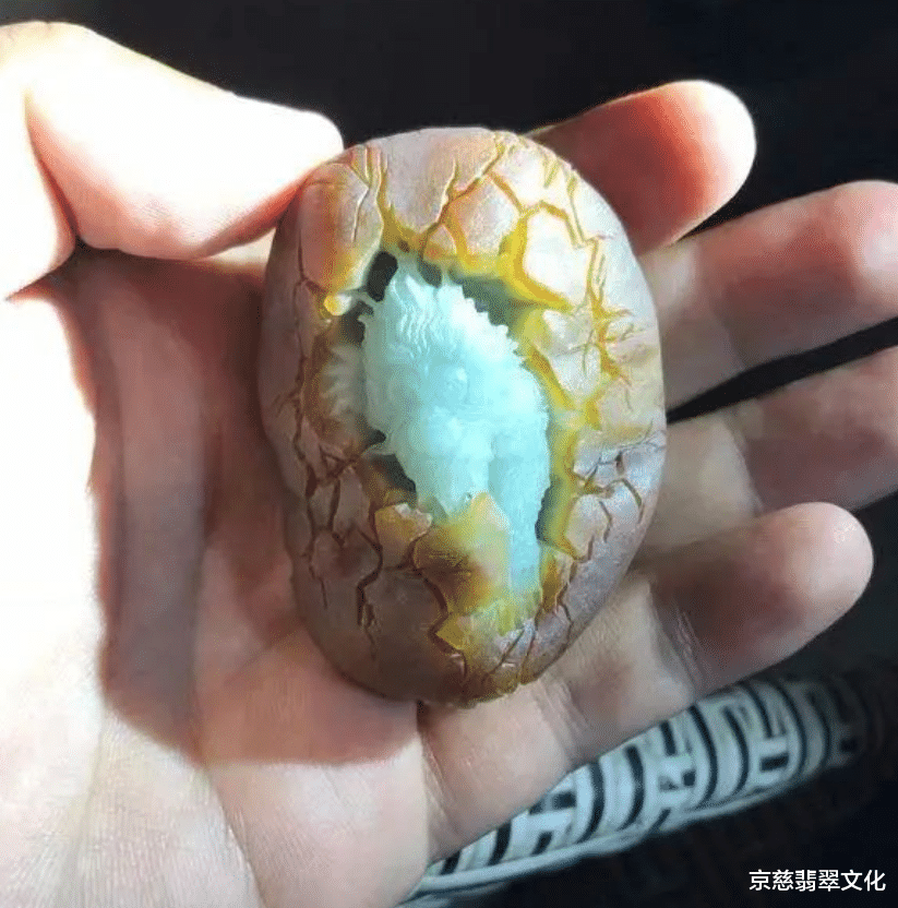 雕刻|你见过带皮雕刻的翡翠吗？美女5000买下的料子，雕琢之后竟让众人眼红