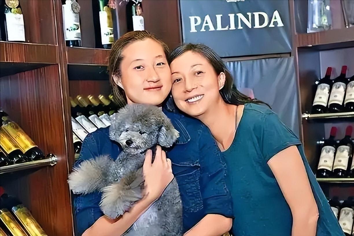 吴卓林|成龙私生女国外领免费食物，爹不认娘不疼，穿廉价衣服生活窘迫