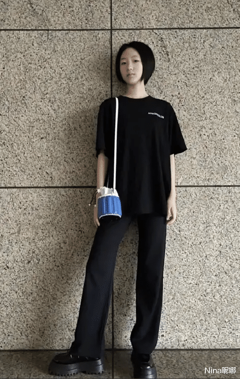 纹眉 小S女儿新发型形象大变，长头发剪成超短发，穿T恤母女五官似烙饼
