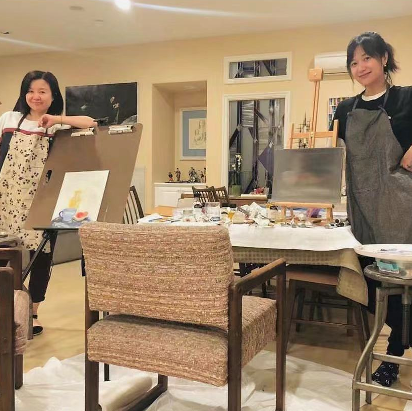 徐静蕾|48岁徐静蕾农场里摘石榴!素颜皮肤油亮,衣领超大露出一根吊带