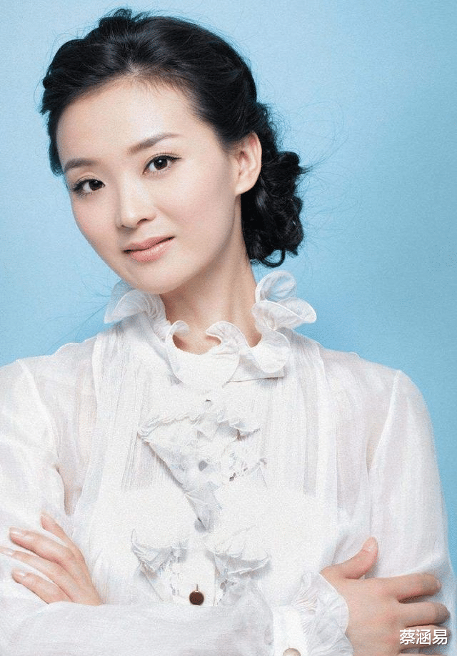 王艳|演员王艳复出拍戏,端庄大方有魅力,评论区一片赞美之声