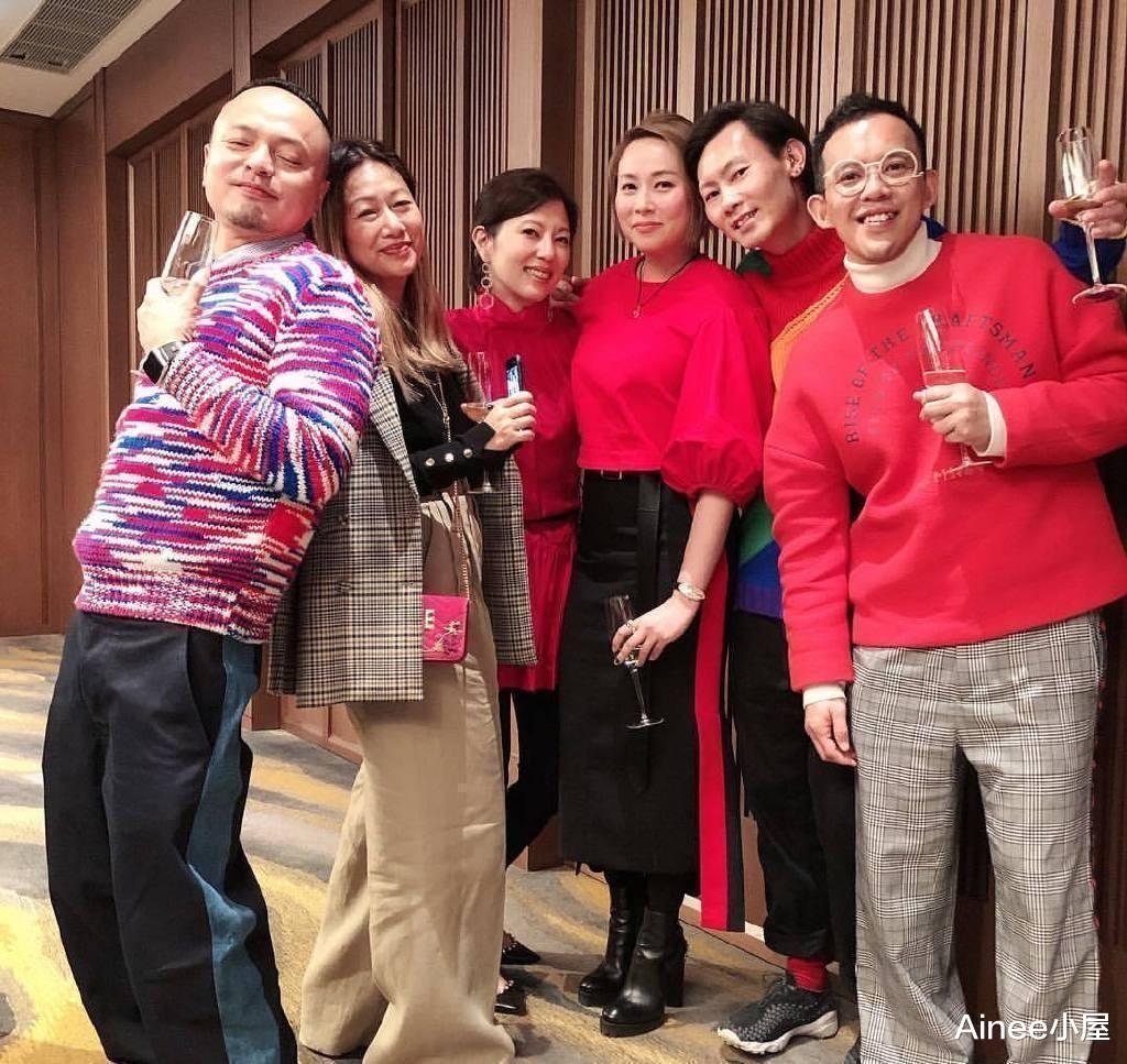 穿衣搭配 苏永康妻子挺高调的，穿拼接西装配蕾丝内搭，不对称短发好吸睛