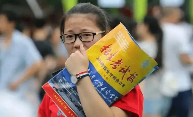 录取通知书|考生晒专科录取通知书，遭到网友讥讽，当看到专业后纷纷不说话了