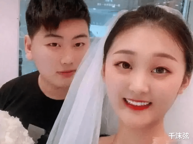 陈亚男 前夫订婚遇真爱,陈亚男穿露脐装独自出门,与男发型师聊得起劲