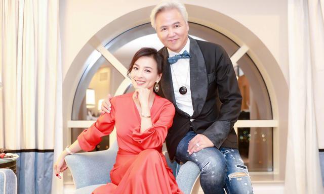 昆凌|周杰伦昆凌夫妇向郑州捐款300万，网友点赞：这才是该喜欢的偶像