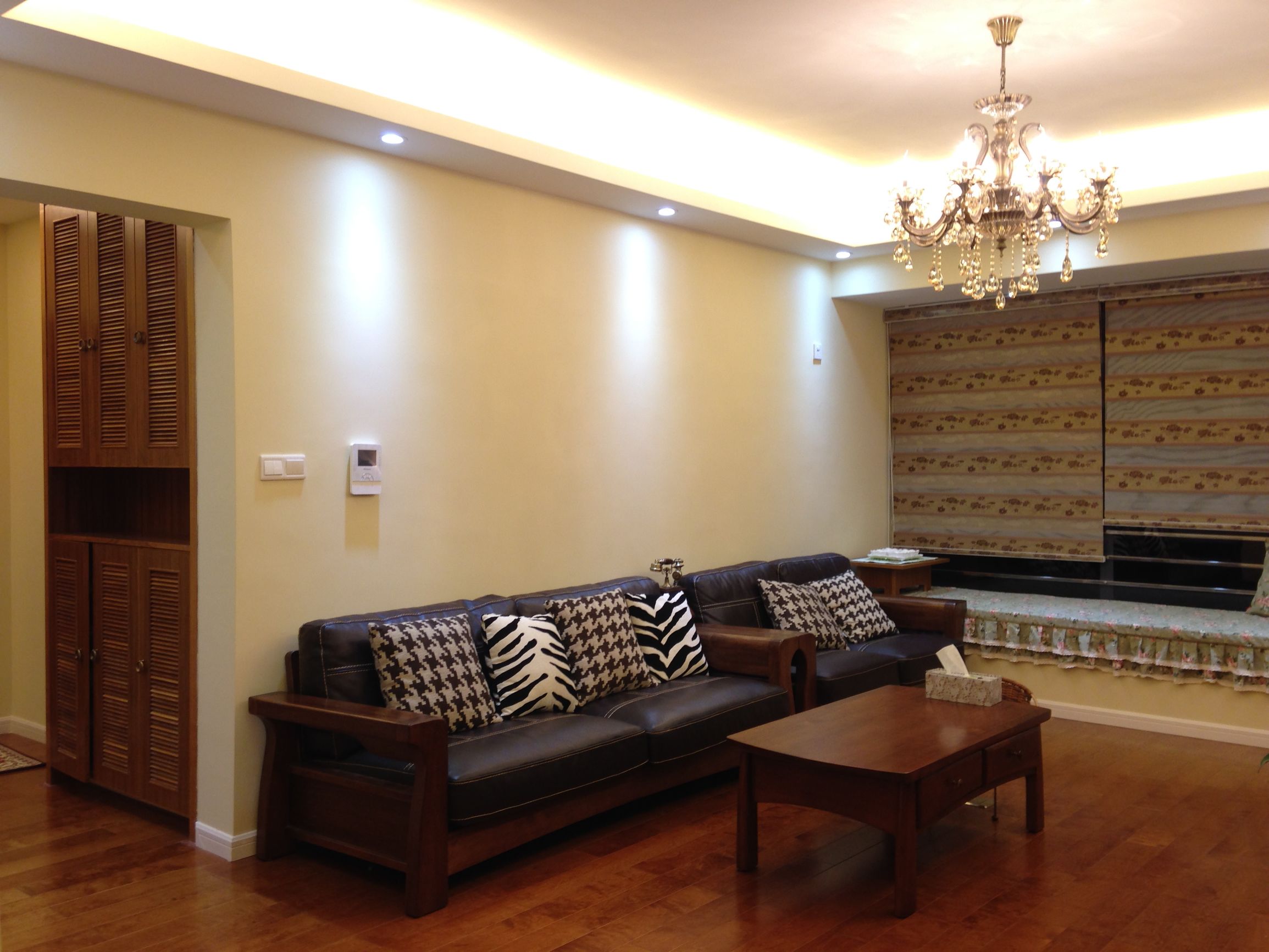 亲戚新家高端大气上档次,尤其是阳台安装的防盗窗,简直完美!