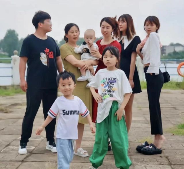 田静妹妹直播时叫萱萱，网友质疑奇奇悦悦未改名，田静曾回应姓氏