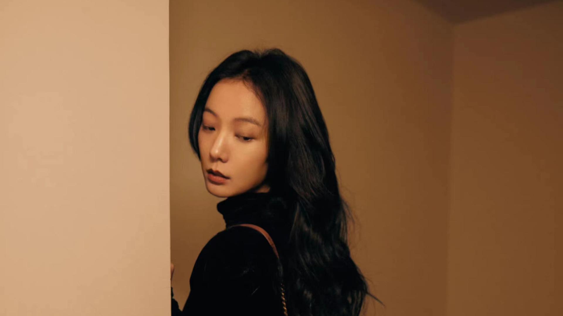 王珞丹|王珞丹38岁了，All black服装搭配又飒又美，烫波浪卷发好优雅！