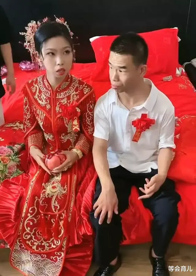 残疾小伙结婚愁容满面,漂亮新娘也显得不对劲,网友:家里有矿吧